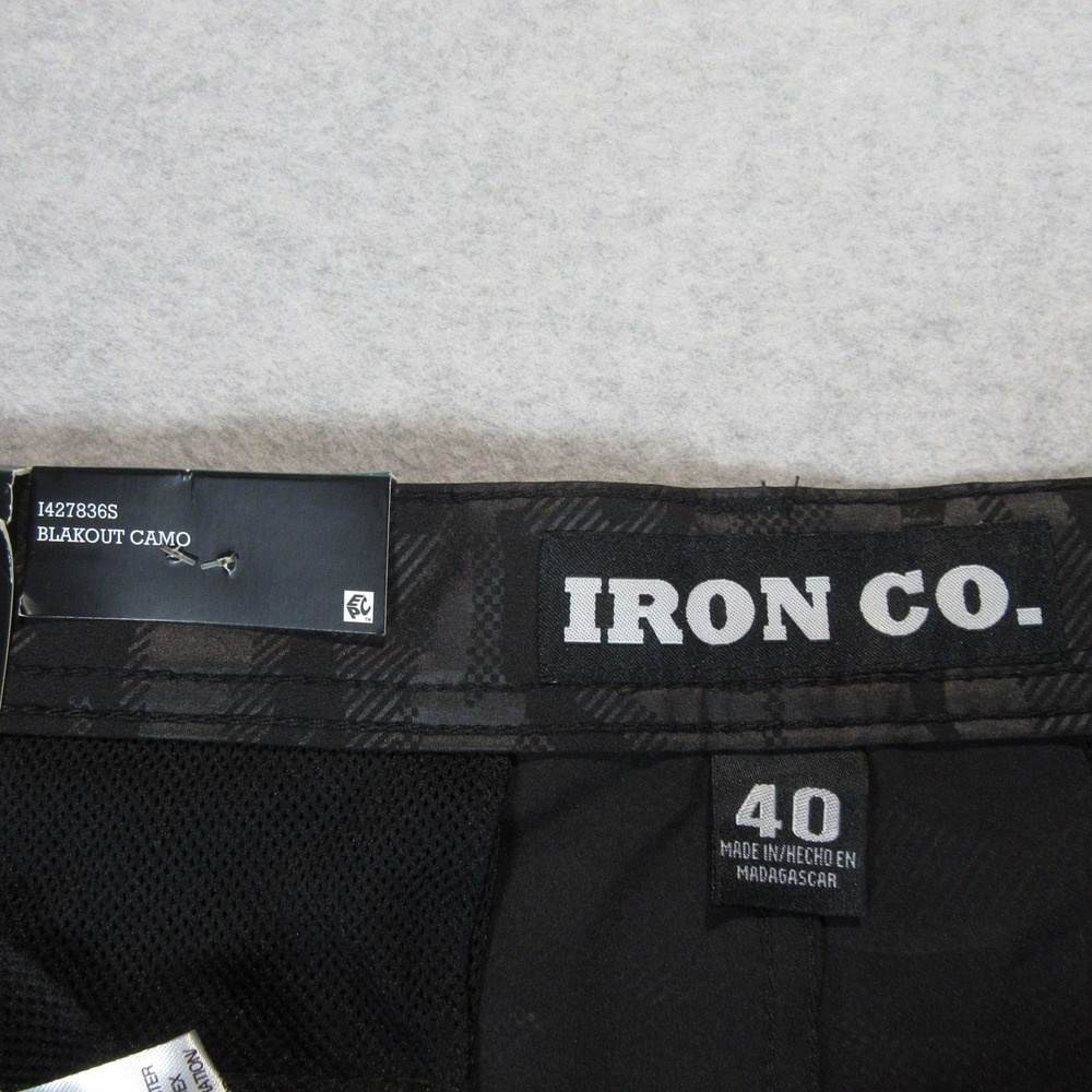 New Iron Co Mens Hybrid Cargo Shorts 40 x 11 Black Out Camouflage Stretch - Picture 5 of 8